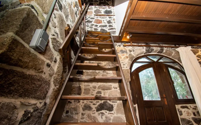 Plousiadi΄s Stone House