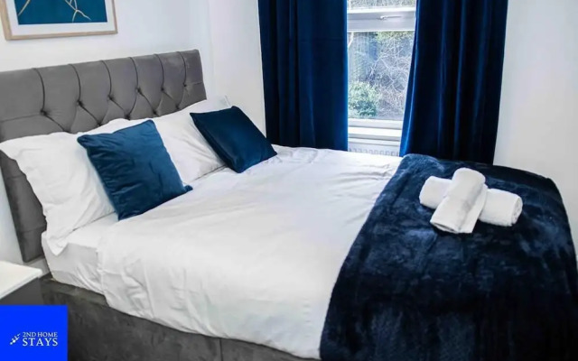 Stoke House Sleeps 5 With Garden and Parking