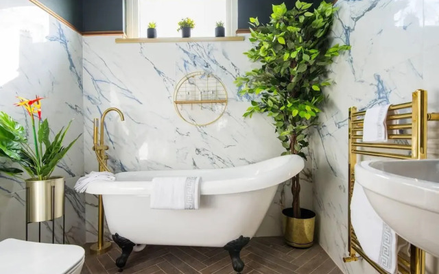 Luxury Versace Sleeps10, Hottub, Pool Table, Skytv