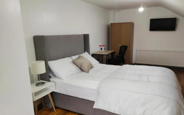 OYO The Silver City Hotel