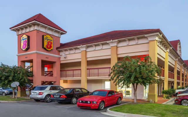 Super 8 by Wyndham Dalton/Convention Center Area