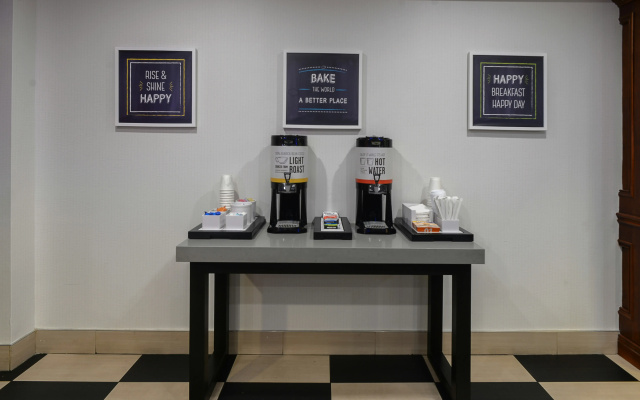 Hampton Inn & Suites ATL-Six Flags