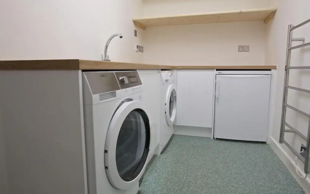 2 Hamstone Court