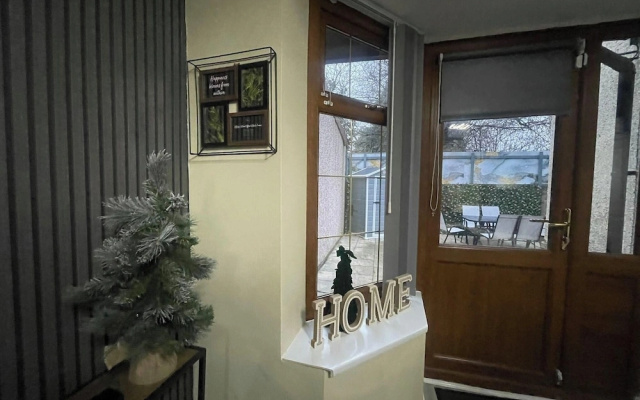 House Sleeps 9 With Garden and Parking