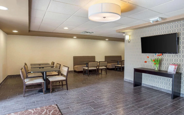 Comfort Suites University