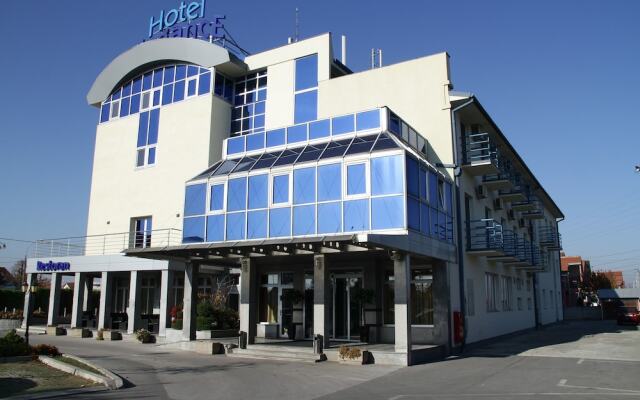 Отель Elegance Hotel Сербия, Белград - отзывы, цены и фото номеров - забронировать отель Elegance Hotel онлайн вид на фасад