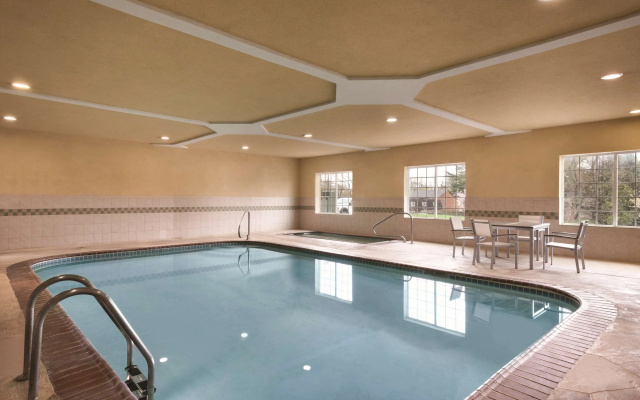 Country Inn and Suites Valparaiso