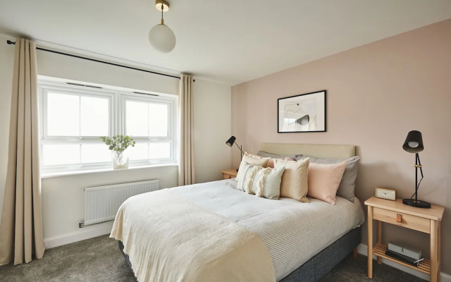 Warwick Serviced Home for 8 walking distance to University