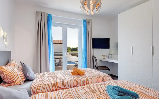 Modern Holiday Home in Novigrad With Pool