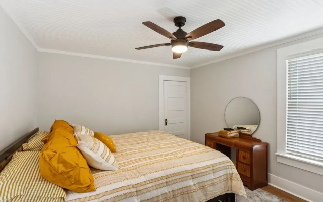 Charming Downtown Mccloud Retreat 2 Bedroom Home by RedAwning
