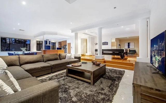 Stunning Lake Front House Amalfi Drive