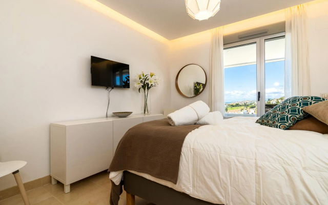 Luxury 3  bedroom Apartment with a Panoramic Sea V