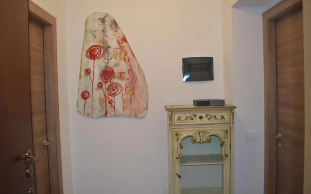 Parravicini Red Flower apartment