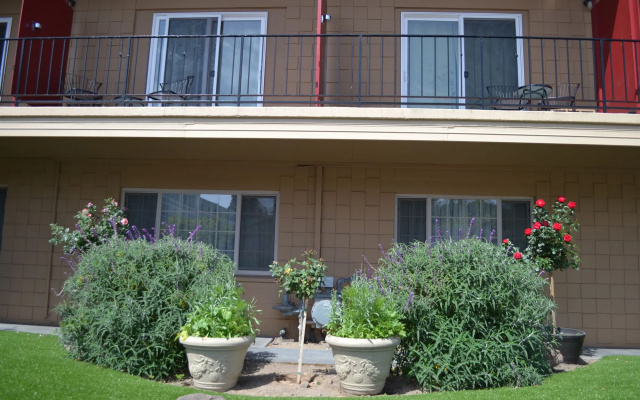 Seaside Inn & Suites