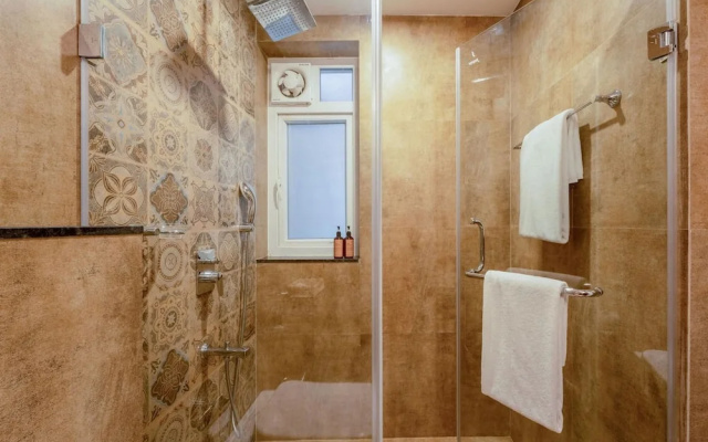 Luxe Apt w Balcony Rooftop Pool 15 min to Beach