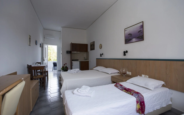 Sunrise Studios in Perissa