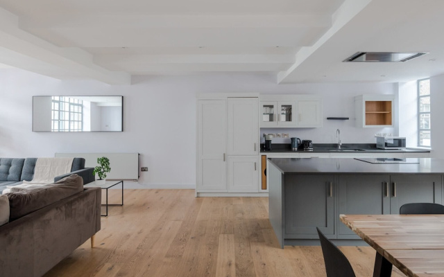 The Eyre Suite Two - Farringdon - by Frankie