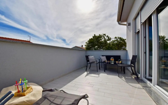 Bright and spacious apartment with grill ***