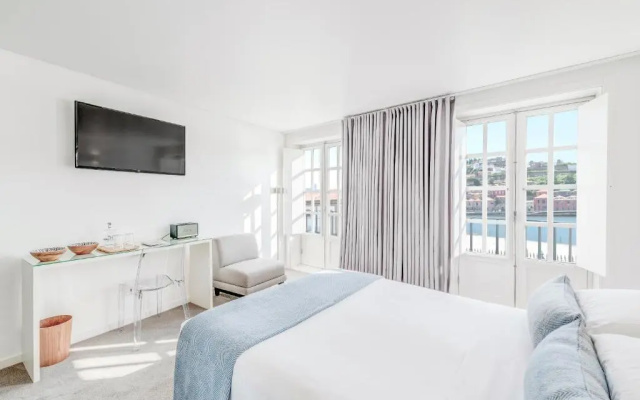Miragaia Riverside Suites.