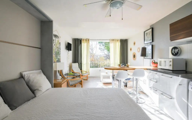 Grand Studio lumineux, piscine, quartier authentique