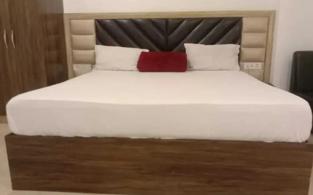 Hotel The Royal Crown