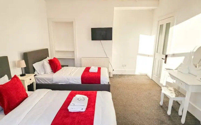 House Sleeps 6 With Enclosed Garden