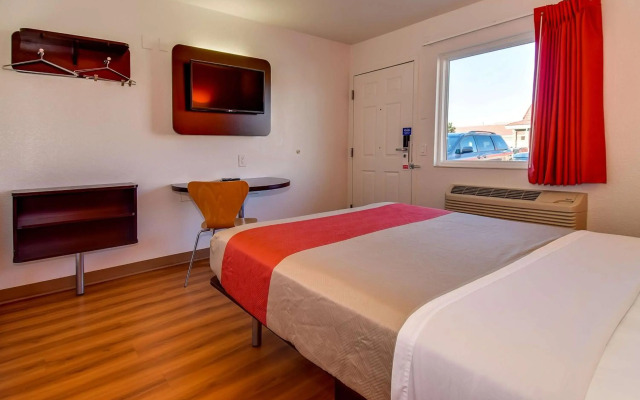 Motel 6 Riverside, CA - South