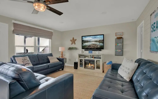 New! Beachfront Home W/grill & Stunning Views!