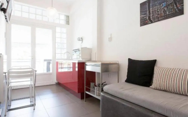 Acropolis apt with balcony - DM17