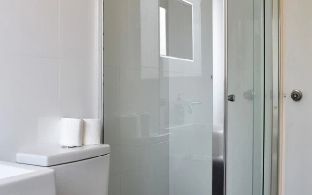 Light And Airy 2 Bedroom North Bondi Apartment