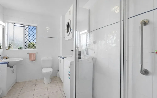 2-bed Escape With Pool, Steps From Torquay Beach