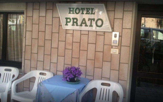 Hotel Villa Del Prato Римини вид на фасад