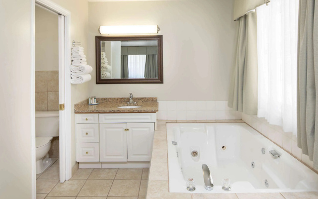 Travelodge by Wyndham Golden Sportsman Lodge