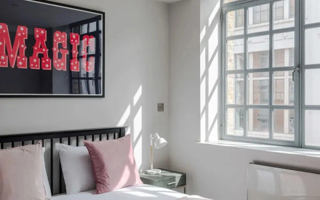 The Eyre Suite Five - Farringdon - by Frankie