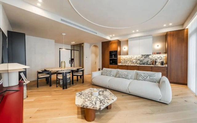 Lakeside Luxe Apartment 2BR Prime Location