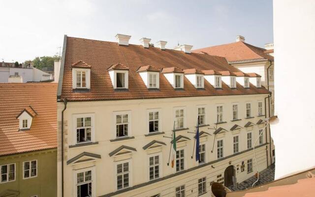 Апартаменты Lesser Town Square Apartments Прага вид на фасад