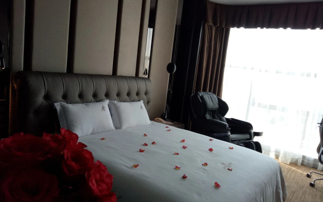 DeRUCCI Hotel