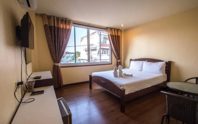 Mae Klong Hotel