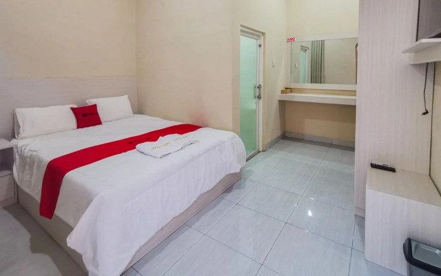 RedDoorz Near Pantai Pancer Door Pacitan