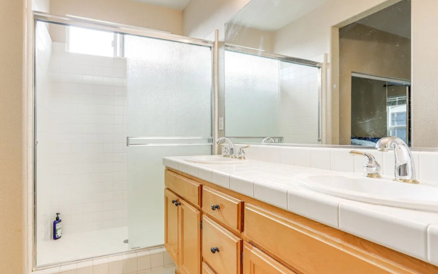 Modern California Escape Near Kayaking & Downtown!