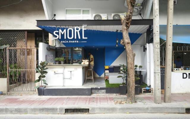 Smore Hotel Sala Deang Бангкок вид на фасад