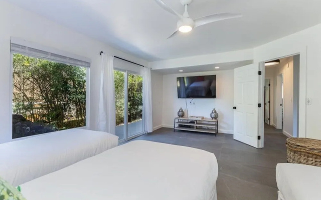 Hale Mauna Nui 4 Bedroom Home by RedAwning