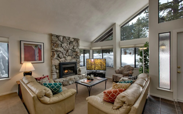 Spacious Riverfront - 3 Br Home