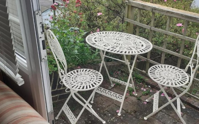 1 Bed Flat - Sleeps 2 - Pets - Garden - Parking