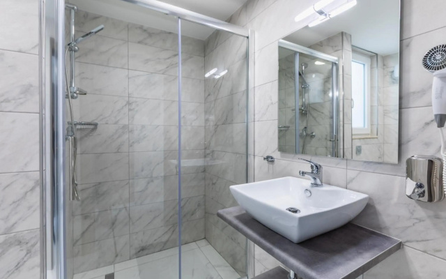 STYLISH 2-Bedroom Penthouses - Terrace with Views