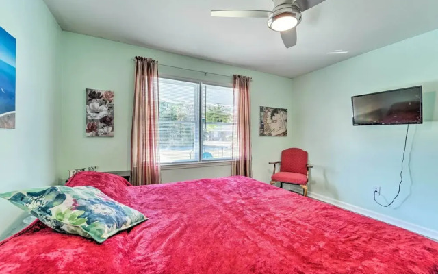 Charming Wilmington Home w/ Screened-in Porch