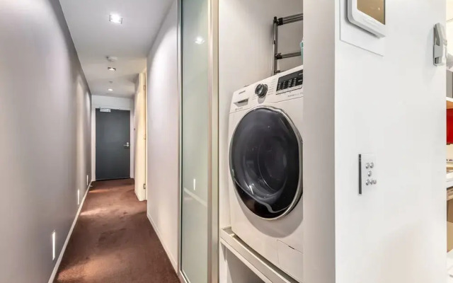 Sleek & Central 2-bed Apartment in Melbourne