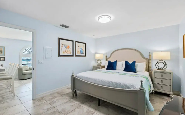 Le Monaco - Romantic 1 BR Condo Steps from 5th Ave S. Chic Coastal Retreat with King Bed and Beach Access. Perfect Location for Couples Near Dining, Shopping, and Naples Beach