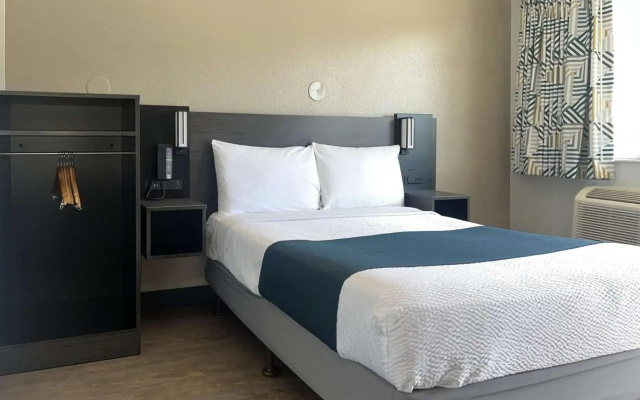 Motel 6 Tulare, CA