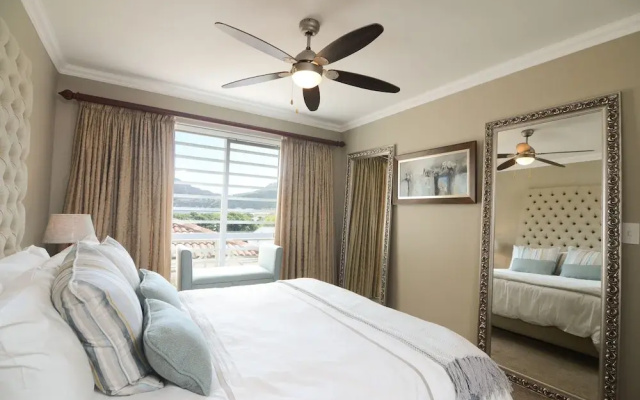 dk villas 1 Harbour View Hout Bay
